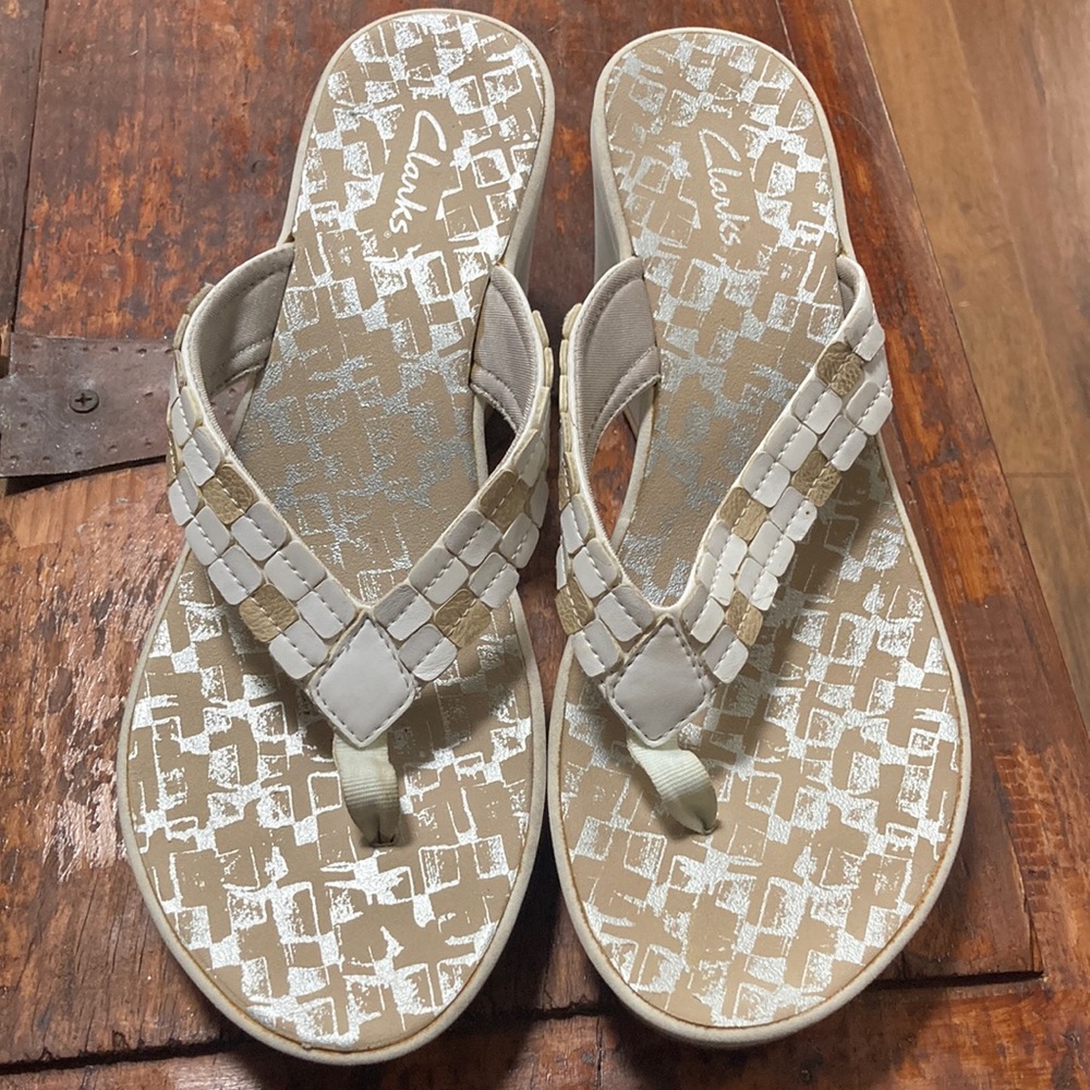 💜CLARKS💜 wedge flip flop sandals size 10 EUC